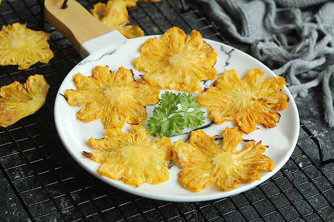 Mùa dứa năm nào tôi cũng làm dứa sấy để dành ăn dần, vừa ngon lại còn tốt đủ đường-5