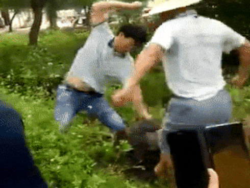 Cụ ông 61 tuổi bị dân làng đánh 'lên bờ xuống ruộng' vì quan hệ tình dục với thiếu nữ 16 rồi cho tiền