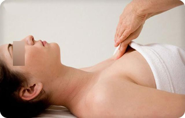 Tới phòng mát xa của thầy giáo để thư giãn, nữ sinh viên gặp họa kinh hoàng-1