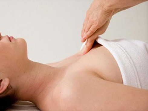 Cùng bạn trai tới tiệm mát-xa, cô gái rùng mình trước những hình ảnh bên trong-3