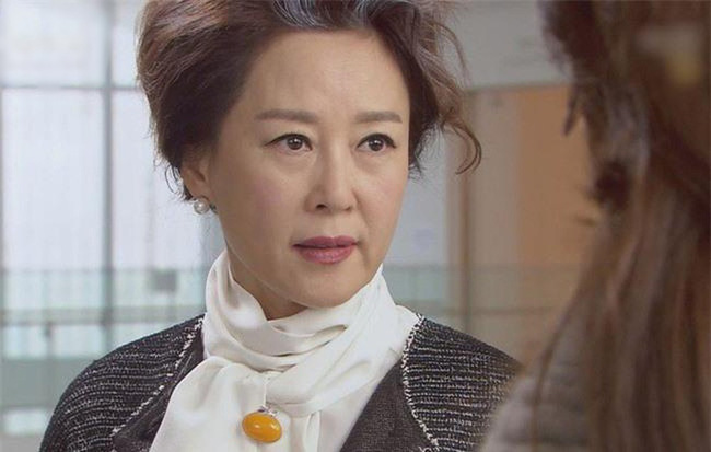 Bị bố mẹ chồng nói mát khi nhờ chồng bê hộ mâm bát đĩa, em chỉ nói một câu khiến ông bà im lặng-2