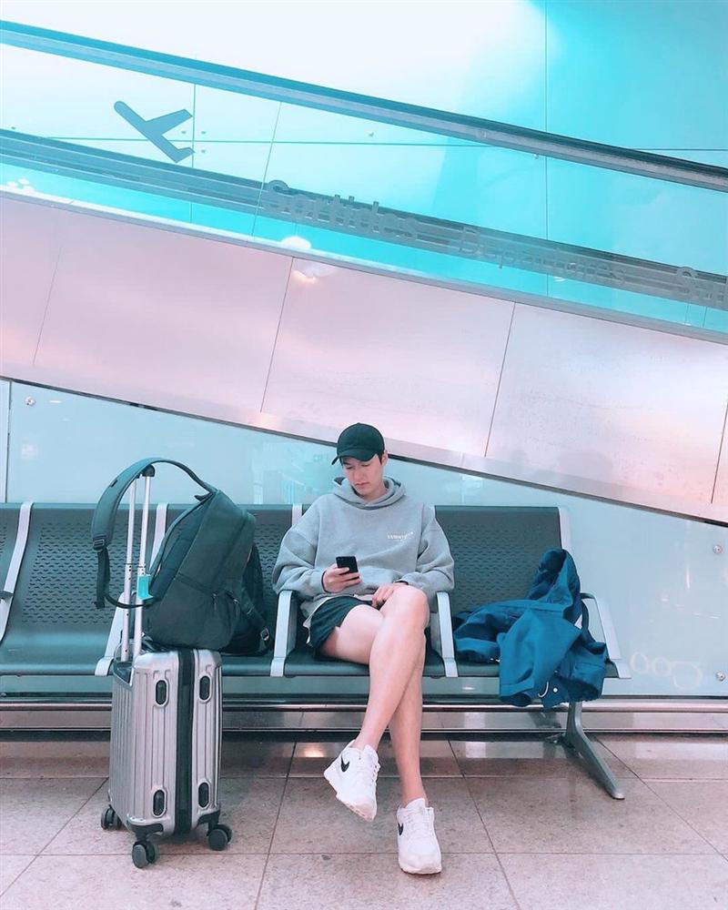 Chỉ là ngồi chờ ở sân bay, Lee Min Ho vẫn khiến khối chị em phải ghen tỵ vì đôi chân dài cực phẩm vừa trắng vừa thon-1