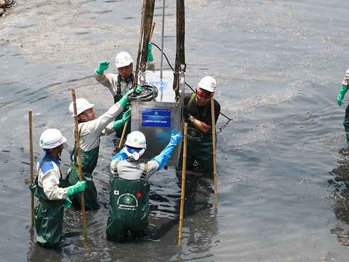 Chuyên gia Nhật giữa trưa lội nước, sông Tô Lịch chờ đón điều bất ngờ