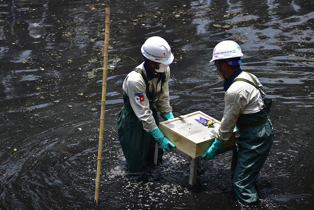 Chuyên gia Nhật giữa trưa lội nước, sông Tô Lịch chờ đón điều bất ngờ-13