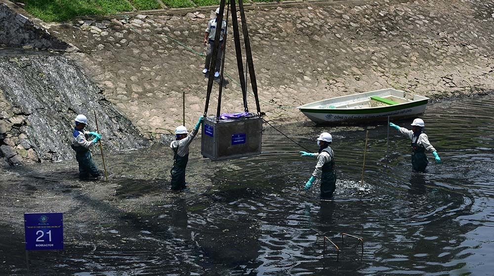 Chuyên gia Nhật giữa trưa lội nước, sông Tô Lịch chờ đón điều bất ngờ-12