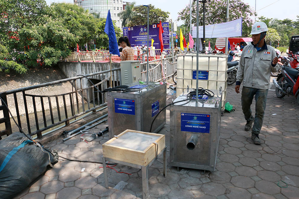 Chuyên gia Nhật giữa trưa lội nước, sông Tô Lịch chờ đón điều bất ngờ-5