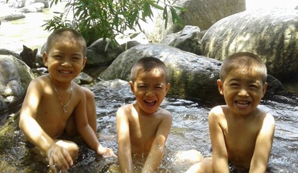 Mẹ trẻ ở Tuyên Quang sinh 3 bé trai giống hệt nhau, hiếm đến mức 200 triệu ca mới có 1-3