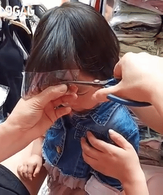 Sáng tạo vàng trong làng cắt tóc: Đỉnh cao cắt mái cực đơn giản mà không cần bắt lũ nhóc tỳ phải ngồi im bất động-2