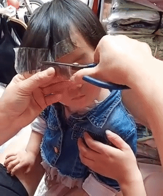 Sáng tạo vàng trong làng cắt tóc: Đỉnh cao cắt mái cực đơn giản mà không cần bắt lũ nhóc tỳ phải ngồi im bất động-3