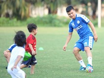 Những thiên thần trên sân tập của Hà Nội FC tạo nên khung cảnh khiến người xem mê mẩn như thước phim thanh xuân vườn trường Những thiên thần trên sân tập của Hà Nội FC tạo nên khung cảnh khiến người xem mê mẩn như thước phim thanh xuân vườn trường