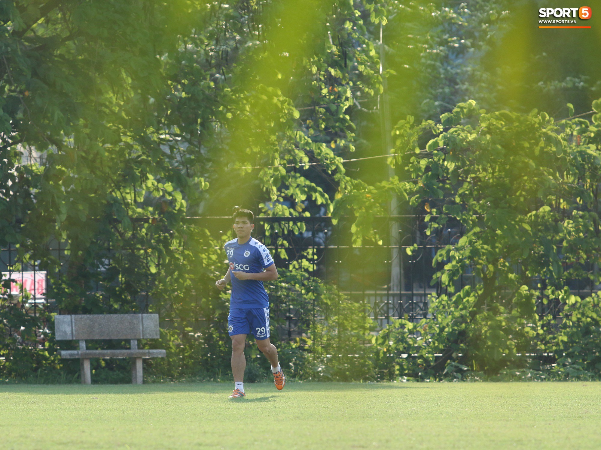 Những thiên thần trên sân tập của Hà Nội FC tạo nên khung cảnh khiến người xem mê mẩn như thước phim thanh xuân vườn trường-1