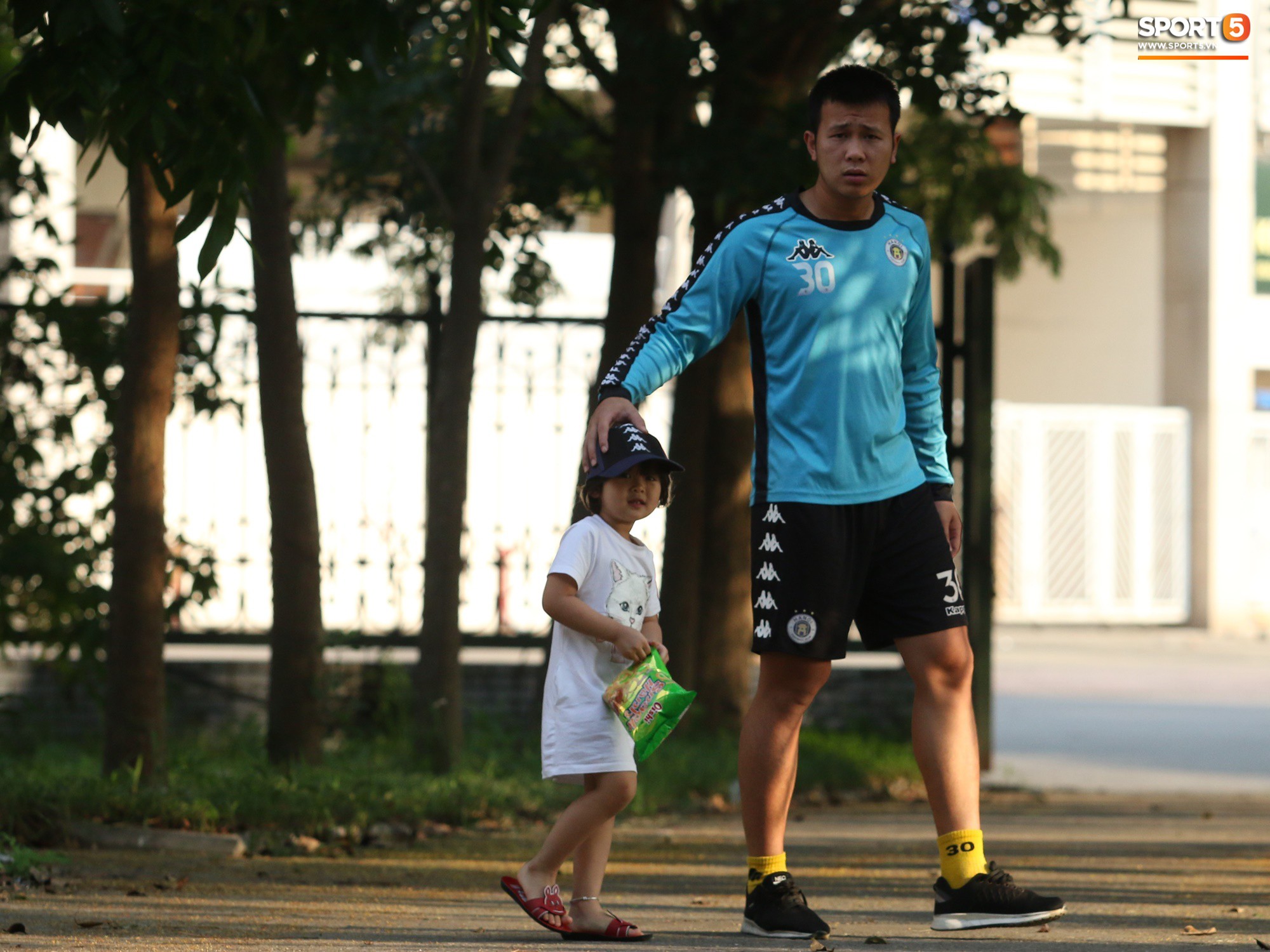 Những thiên thần trên sân tập của Hà Nội FC tạo nên khung cảnh khiến người xem mê mẩn như thước phim thanh xuân vườn trường-2