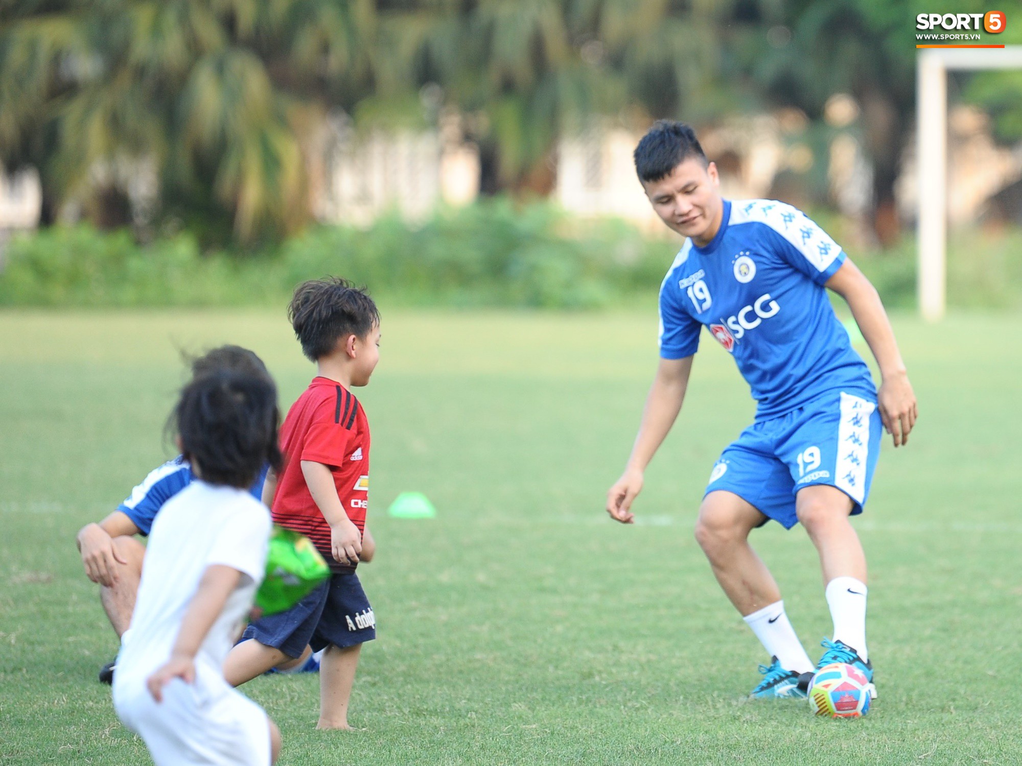 Những thiên thần trên sân tập của Hà Nội FC tạo nên khung cảnh khiến người xem mê mẩn như thước phim thanh xuân vườn trường-14
