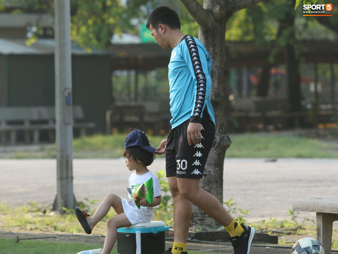 Những thiên thần trên sân tập của Hà Nội FC tạo nên khung cảnh khiến người xem mê mẩn như thước phim thanh xuân vườn trường-4