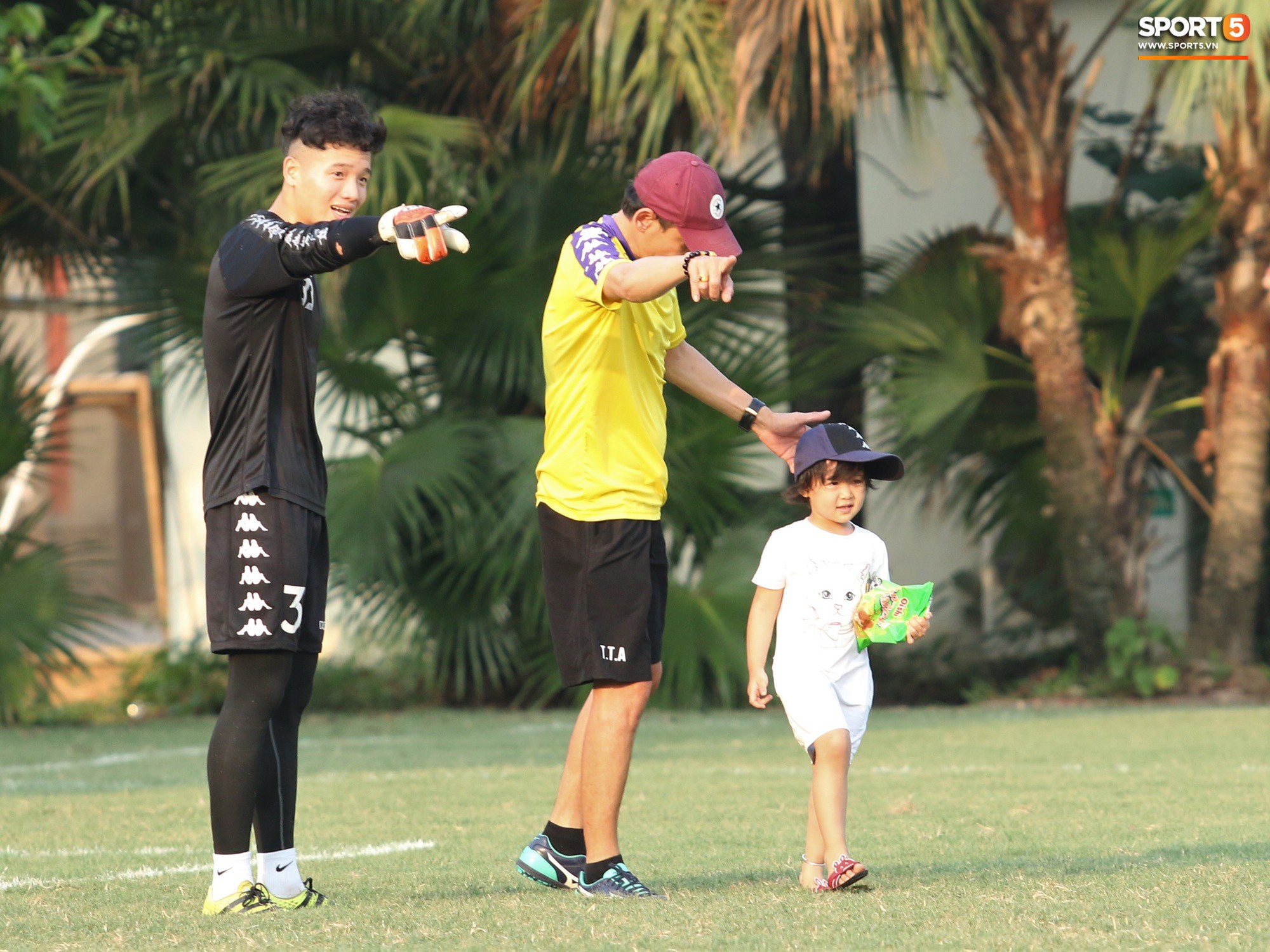 Những thiên thần trên sân tập của Hà Nội FC tạo nên khung cảnh khiến người xem mê mẩn như thước phim thanh xuân vườn trường-5