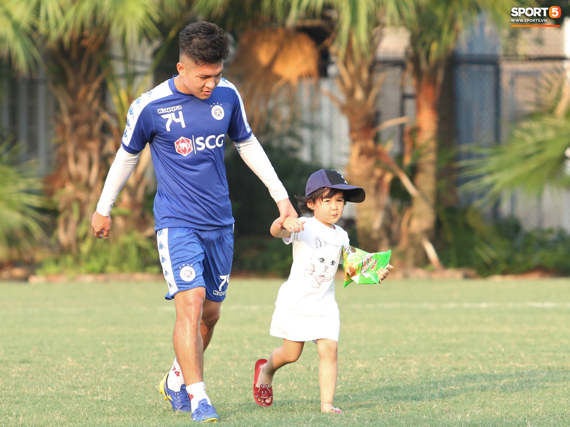 Những thiên thần trên sân tập của Hà Nội FC tạo nên khung cảnh khiến người xem mê mẩn như thước phim thanh xuân vườn trường-6