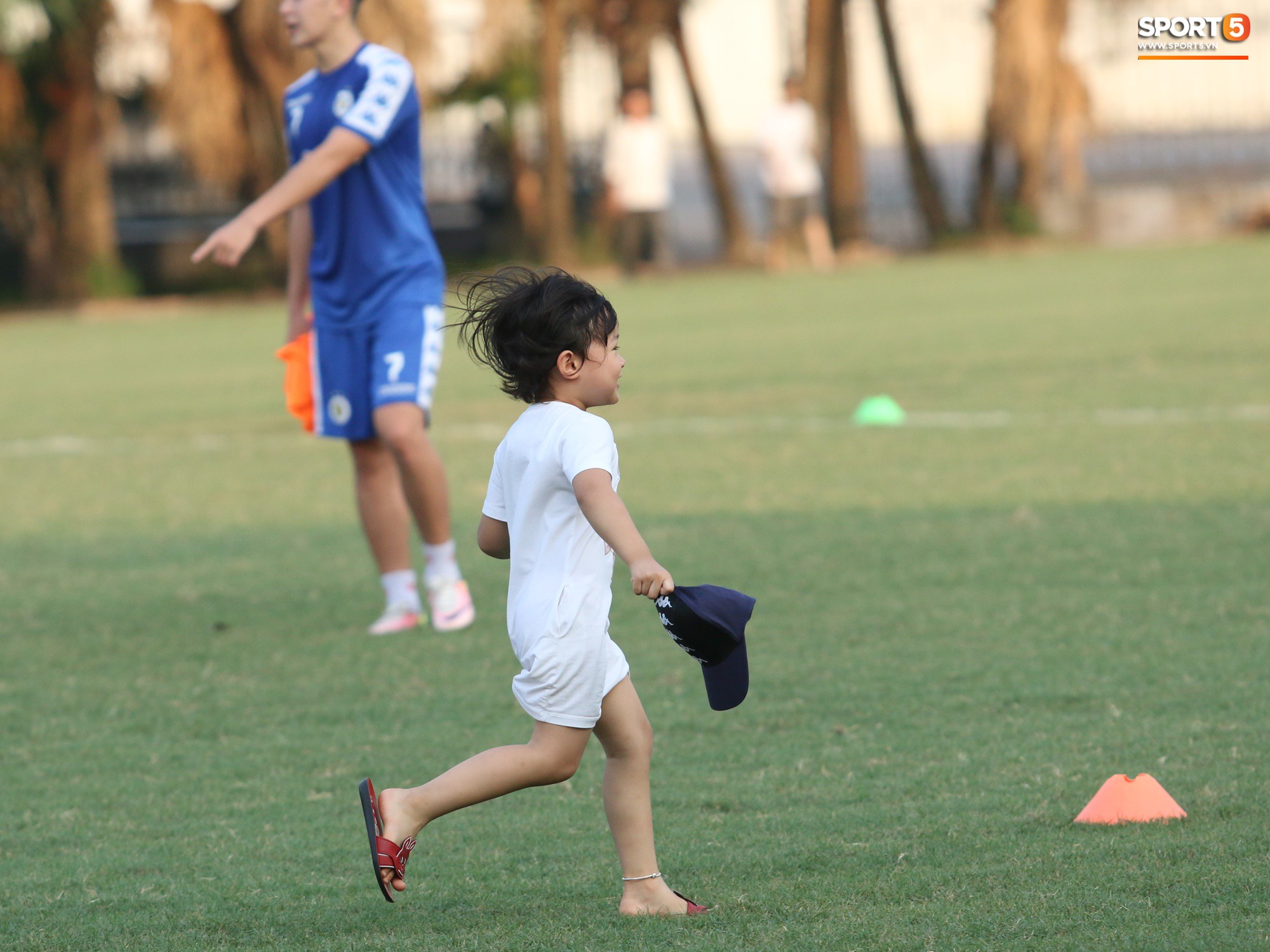 Những thiên thần trên sân tập của Hà Nội FC tạo nên khung cảnh khiến người xem mê mẩn như thước phim thanh xuân vườn trường-7