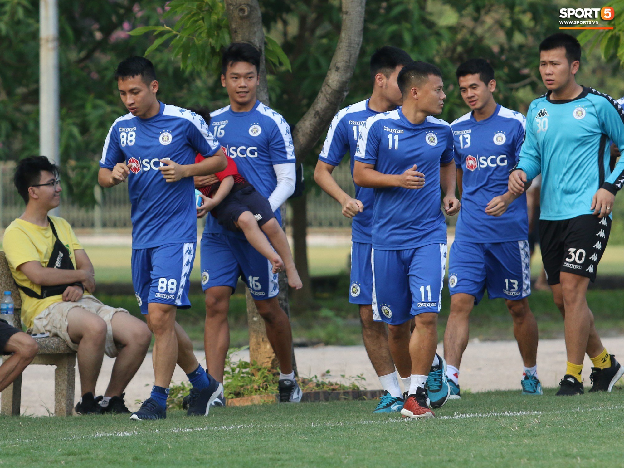 Những thiên thần trên sân tập của Hà Nội FC tạo nên khung cảnh khiến người xem mê mẩn như thước phim thanh xuân vườn trường-11