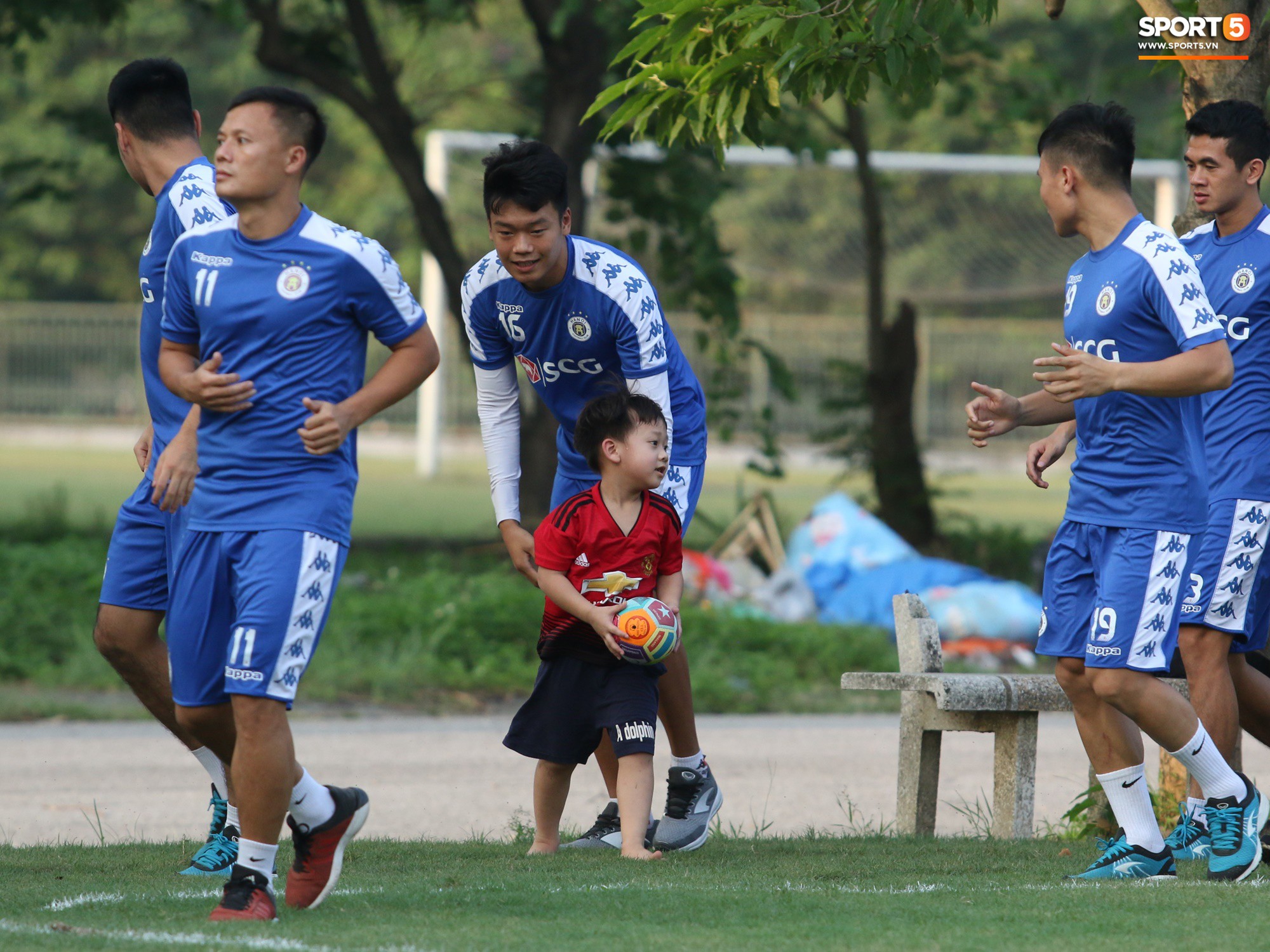 Những thiên thần trên sân tập của Hà Nội FC tạo nên khung cảnh khiến người xem mê mẩn như thước phim thanh xuân vườn trường-10
