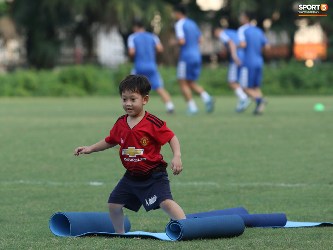 Những thiên thần trên sân tập của Hà Nội FC tạo nên khung cảnh khiến người xem mê mẩn như thước phim thanh xuân vườn trường-13