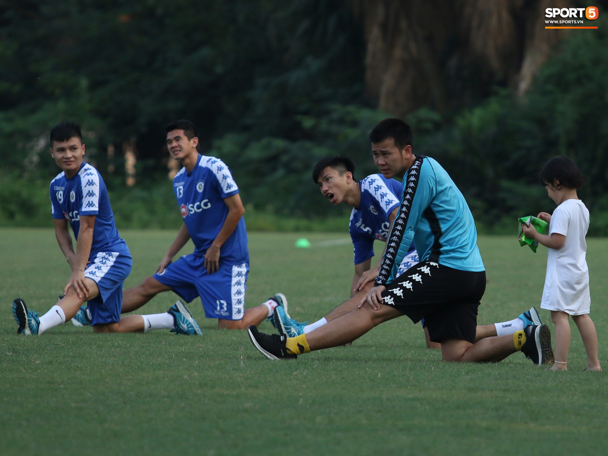 Những thiên thần trên sân tập của Hà Nội FC tạo nên khung cảnh khiến người xem mê mẩn như thước phim thanh xuân vườn trường-9