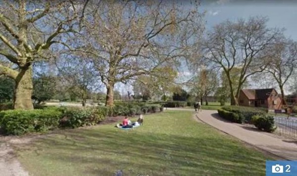 Cặp vợ chồng thản nhiên mây mưa giữa công viên khiến người xung quanh đỏ mặt-2