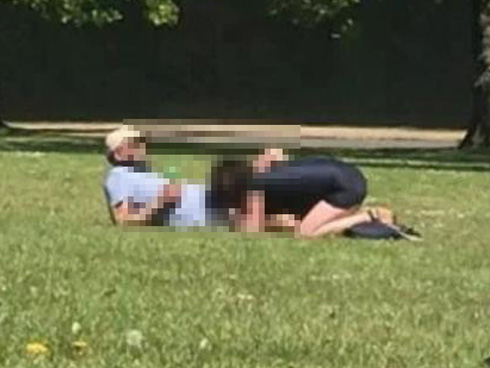 Người đi xe buýt đăng ảnh khen ô tô bên cạnh đẹp nhưng dân mạng chỉ chú ý đến cặp đôi vô tư mây mưa ngay trên xe-2