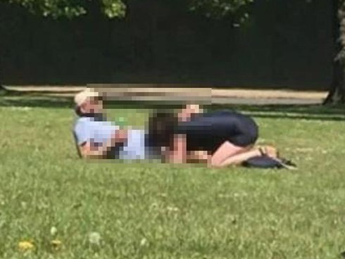 Cặp vợ chồng thản nhiên 'mây mưa' giữa công viên khiến người xung quanh đỏ mặt