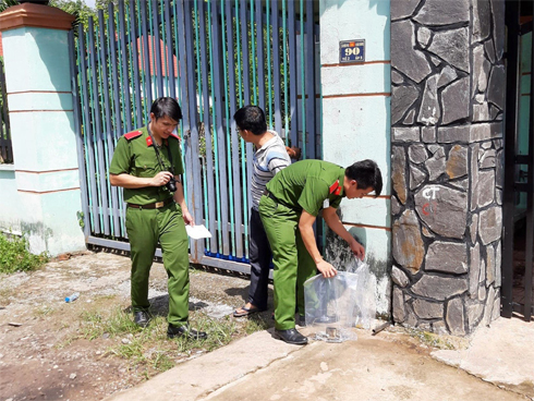 Bé gái 9 tuổi đạp xe trên đường làng bị người họ hàng bế vào nhà hiếp dâm-2