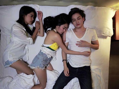 Tỉnh giấc sau cơn say bí tỉ, tôi hốt hoảng thấy 2 bóng người ôm nhau
