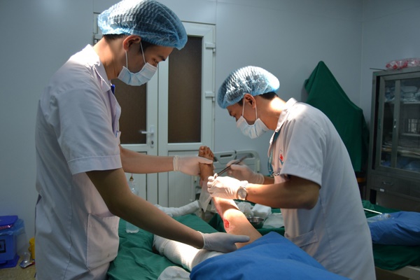 Chân bé trai bốc mùi hôi thối, nguy hiểm tính mạng do sai lầm của cha mẹ-2