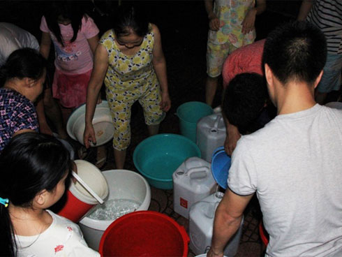 Kinh hãi nước sinh hoạt đen như cống ở chung cư Hà Nội: Người dân bị đau mắt, dị ứng không dám sử dụng-10