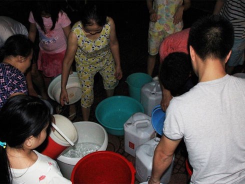 Hà Nội: Giữa đợt nắng nóng đỉnh điểm, 200 hộ dân chung cư nhốn nháo vì mất nước sinh hoạt