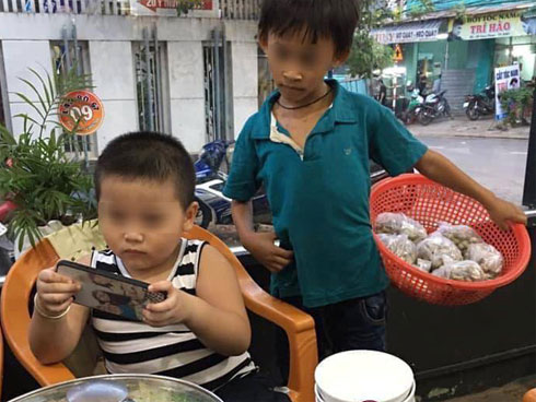 Chị gái xinh xắn mặc váy bị chụp trộm từ phía sau, nhưng có điểm gì đó sai sai khiến dân tình ngỡ ngàng-2