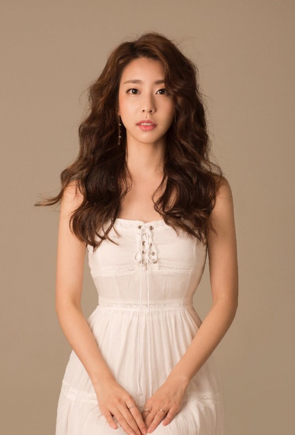 Bạn gái kém 17 tuổi của So Ji Sub hóa ra lại cực kỳ nổi tiếng tại Hàn Quốc và thậm chí được tôn là nữ thần-1