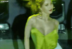 Nữ hoàng quyến rũ Hyuna suýt lộ vòng một trên sân khấu-1