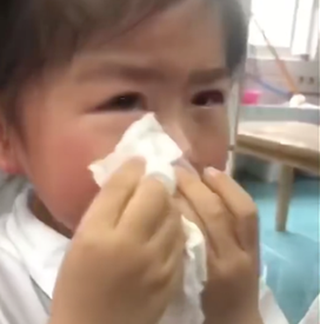 Bé gái khóc lóc thảm thiết vì phải tốt nghiệp mẫu giáo lên tiểu học: Từ giờ không còn vui vẻ như ngày xưa nữa rồi!-3