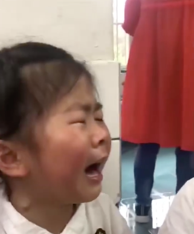 Bé gái khóc lóc thảm thiết vì phải tốt nghiệp mẫu giáo lên tiểu học: Từ giờ không còn vui vẻ như ngày xưa nữa rồi!-1