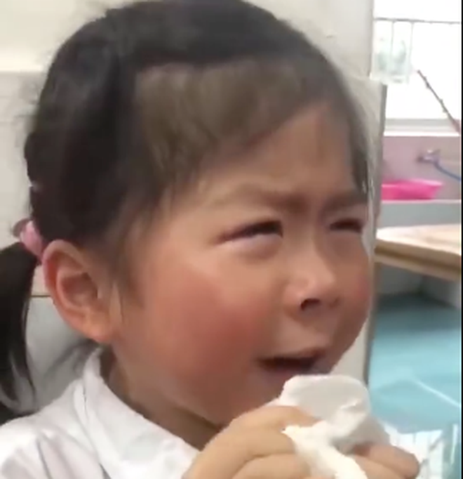 Bé gái khóc lóc thảm thiết vì phải tốt nghiệp mẫu giáo lên tiểu học: Từ giờ không còn vui vẻ như ngày xưa nữa rồi!-2