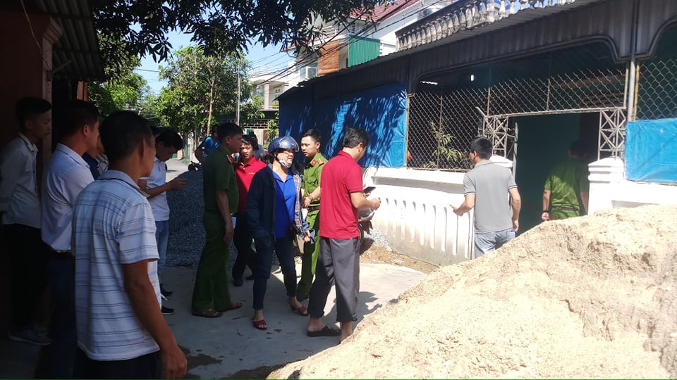 Vụ chồng cứa cổ vợ rồi tự sát: Chúng tôi vào thấy anh ấy cầm dao rạch bụng...-1