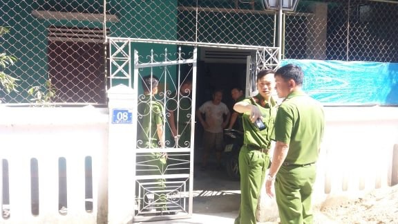 Vụ chồng cứa cổ vợ rồi tự sát: Chúng tôi vào thấy anh ấy cầm dao rạch bụng...-2