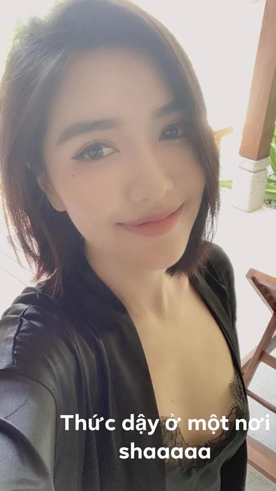 Bích Phương mặc bikini khoét hông siêu cao nhưng mọi sự chú ý lại va vào vòng 1 như mướp hương-1