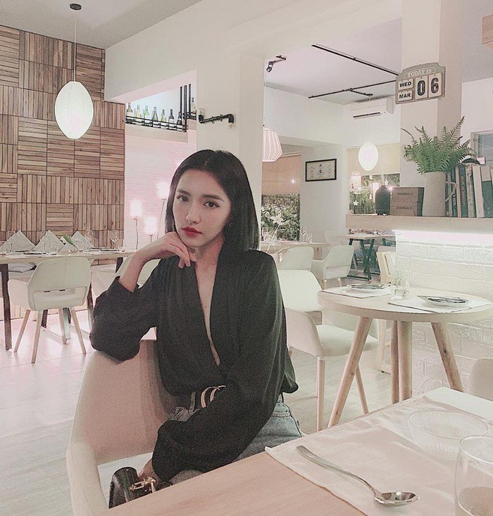 Bích Phương mặc bikini khoét hông siêu cao nhưng mọi sự chú ý lại va vào vòng 1 như mướp hương-11