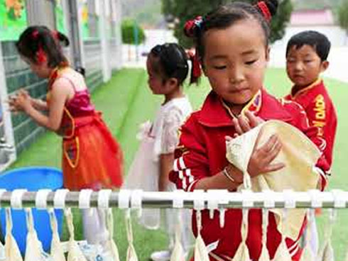 Mải mặc đồ cho học sinh, cô giáo mầm non bỏ qua cảnh đánh hội đồng trong lớp-1