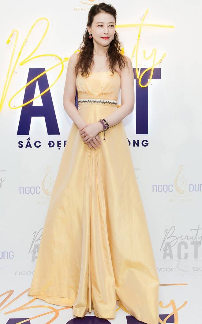 Diện chiếc váy cắt xẻ đến 4 điểm cực hiểm, Hương Giang thách thức mọi ánh nhìn-4