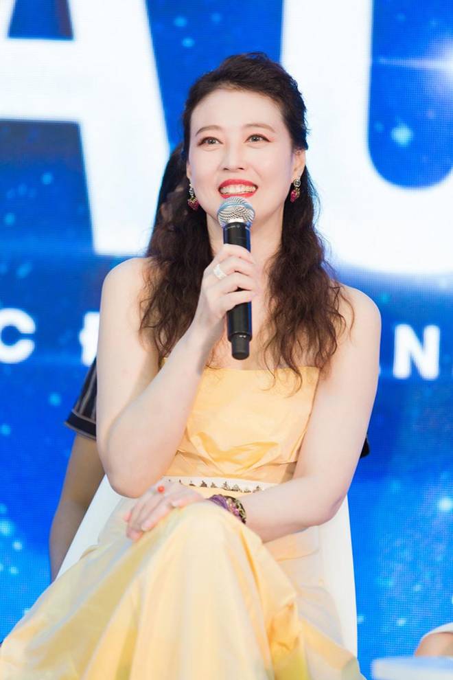 Diện chiếc váy cắt xẻ đến 4 điểm cực hiểm, Hương Giang thách thức mọi ánh nhìn-5