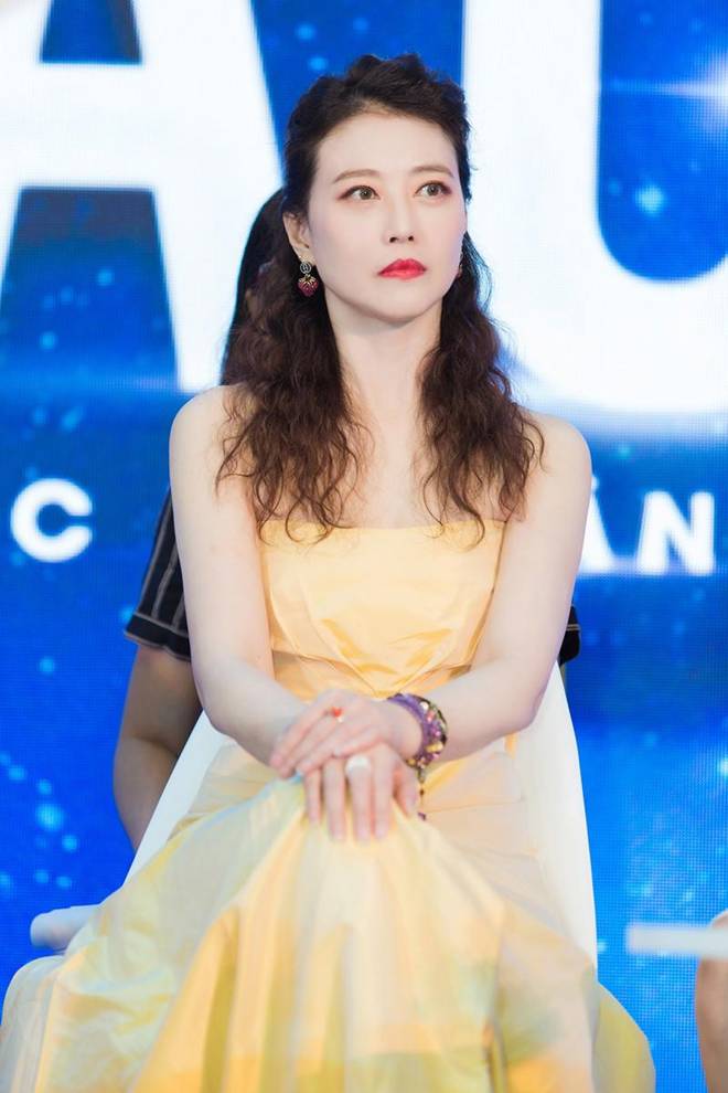 Diện chiếc váy cắt xẻ đến 4 điểm cực hiểm, Hương Giang thách thức mọi ánh nhìn-6