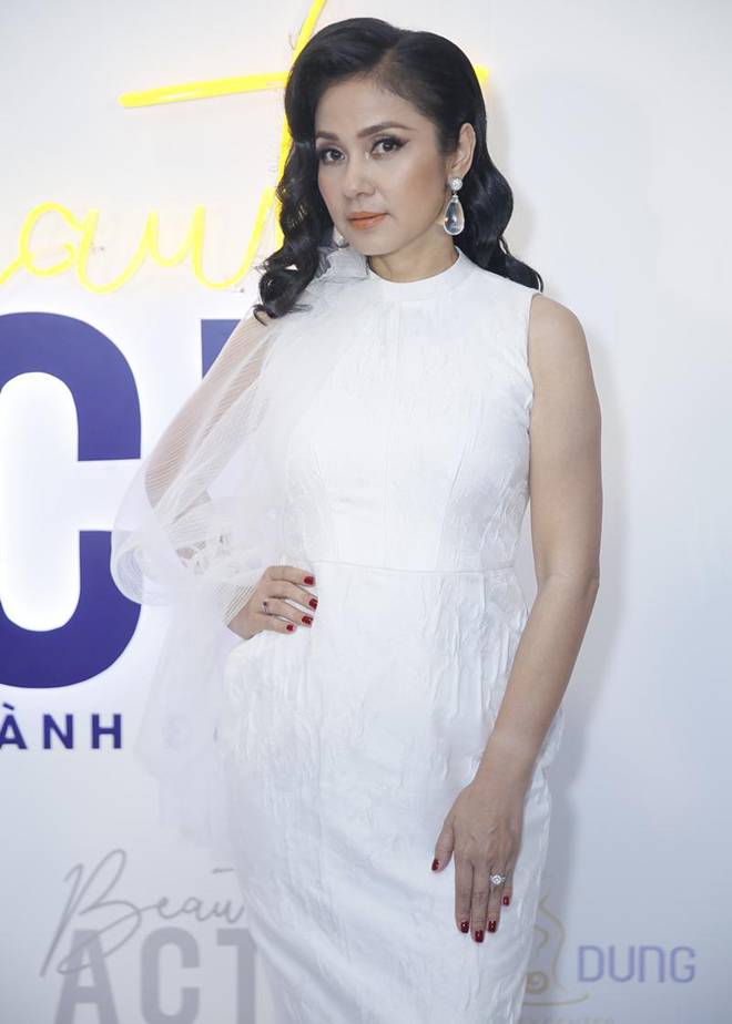 Diện chiếc váy cắt xẻ đến 4 điểm cực hiểm, Hương Giang thách thức mọi ánh nhìn-10