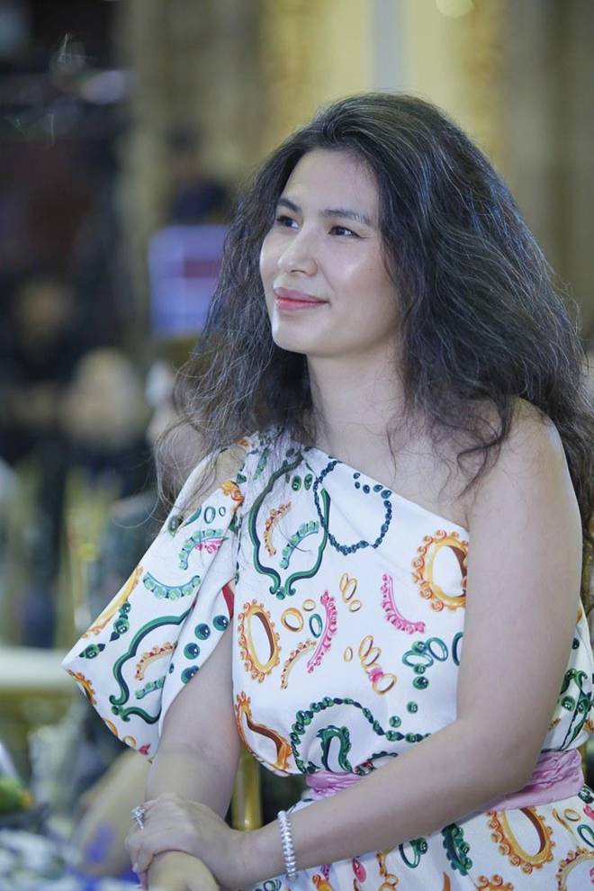 Diện chiếc váy cắt xẻ đến 4 điểm cực hiểm, Hương Giang thách thức mọi ánh nhìn-12