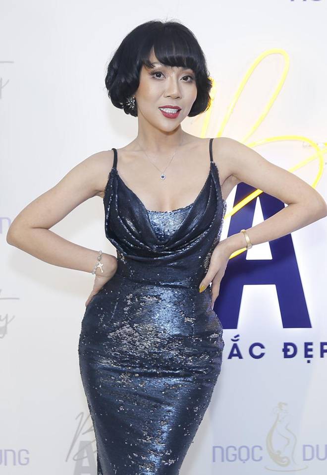 Diện chiếc váy cắt xẻ đến 4 điểm cực hiểm, Hương Giang thách thức mọi ánh nhìn-13
